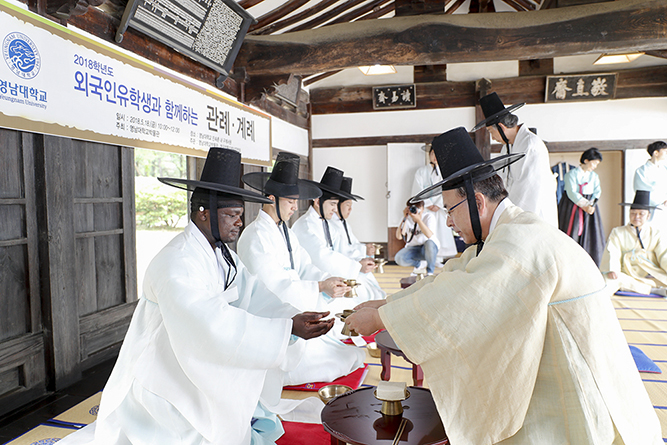 외국인 유학생들 ‘전통 성년식’ 체험…‘갓 쓰고, 비녀 꽂고’