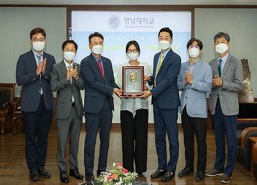 정서린·이영학 서린컴퍼니(주) 라운드랩 대표, 영남대 ‘천마아너스’ 인증패 수여